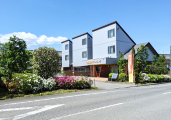 遠くからでもわかりやすいロッジ風の建物です。