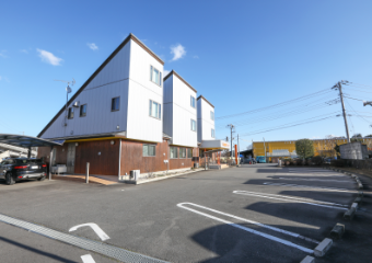 14台分の広々とした駐車スペース。どこでも停めやすい場所をお使いください。