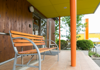 入り口前のベンチです。天気のいい日はこちらでもおくつろぎください。