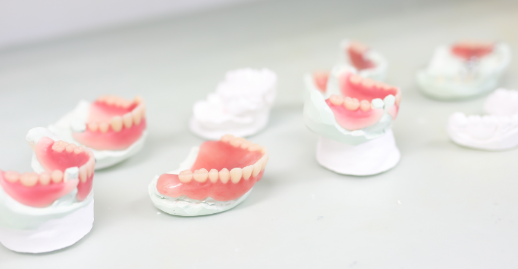 技工室完備技工士がいるから安心即日対応の入れ歯