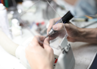 院内で義歯や差し歯、詰め物などの技工をおこなっております。