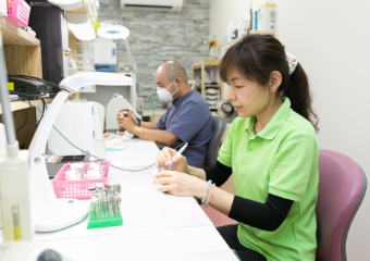 銀歯や差し歯の原型を作っているところです。