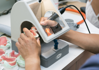 出来上がった入れ歯を磨いています。