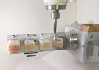 設計した技工物の削り出しをしています。