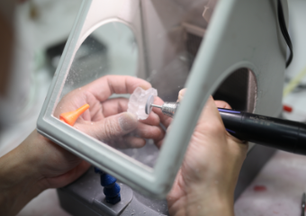 器械で仕上がったものを、技工士が手動で調整します。