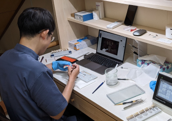 当院にはセラミック技工に特化した、セラミストと呼ばれる歯科技工士が在籍しています。